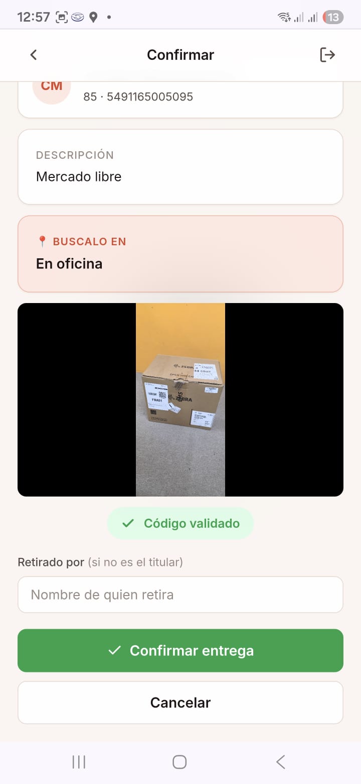 Pantalla del guardia confirmando entrega con foto del paquete de Mercado Libre y código validado